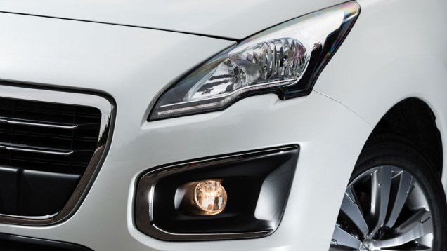 Frente ganhou novos far&oacute;is | <a href="https://beta-develop.quatrorodas.abril.com.br/noticias/fabricantes/novo-peugeot-3008-chega-ao-brasil-783426.shtml" rel="migration">Leia mais</a>