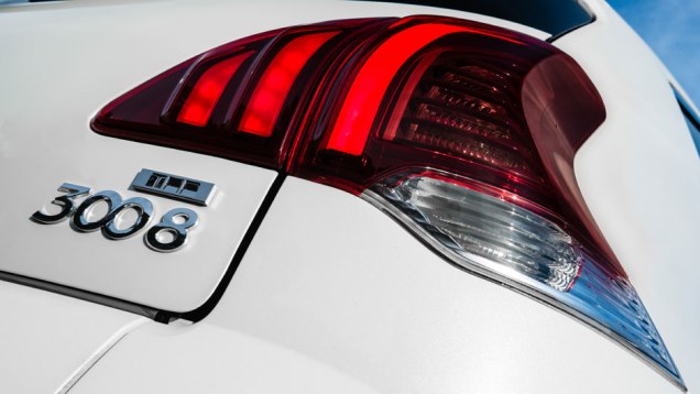 As lanternas com tr&ecirc;s luzes remetem &agrave;s garras de um le&atilde;o | <a href="https://beta-develop.quatrorodas.abril.com.br/noticias/fabricantes/novo-peugeot-3008-chega-ao-brasil-783426.shtml" rel="migration">Leia mais</a>
