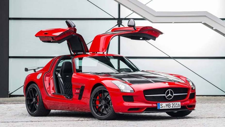 Com suas portas asa de gaivota, o cupê continua chamando atenção por onde passa | <a href="https://beta-develop.quatrorodas.abril.com.br/noticias/saloes/los-angeles-2013/mercedes-benz-mostra-sls-amg-gt-final-edition-760448.shtml" rel="migration">Leia mais</a>