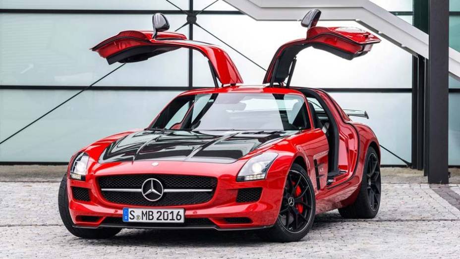 O carro ganhou uma nova dianteira, com para-choque e spoiler frontal redesenhados | <a href="https://beta-develop.quatrorodas.abril.com.br/noticias/saloes/los-angeles-2013/mercedes-benz-mostra-sls-amg-gt-final-edition-760448.shtml" rel="migration">Leia mais</a>