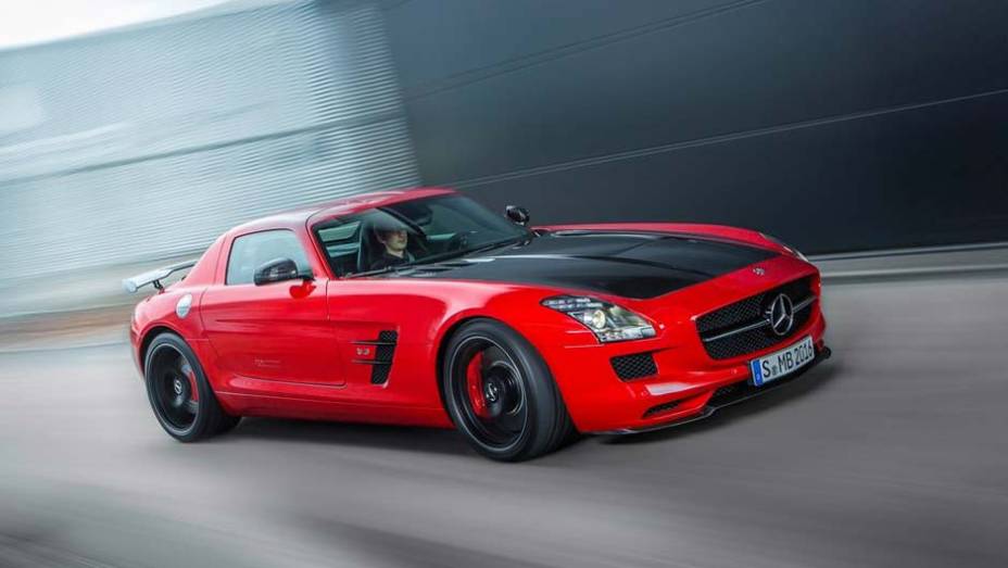 A frente longa tem um capô com tomada de ar central, todo feito de fibra de carbono | <a href="https://beta-develop.quatrorodas.abril.com.br/noticias/saloes/los-angeles-2013/mercedes-benz-mostra-sls-amg-gt-final-edition-760448.shtml" rel="migration">Leia mais</a>