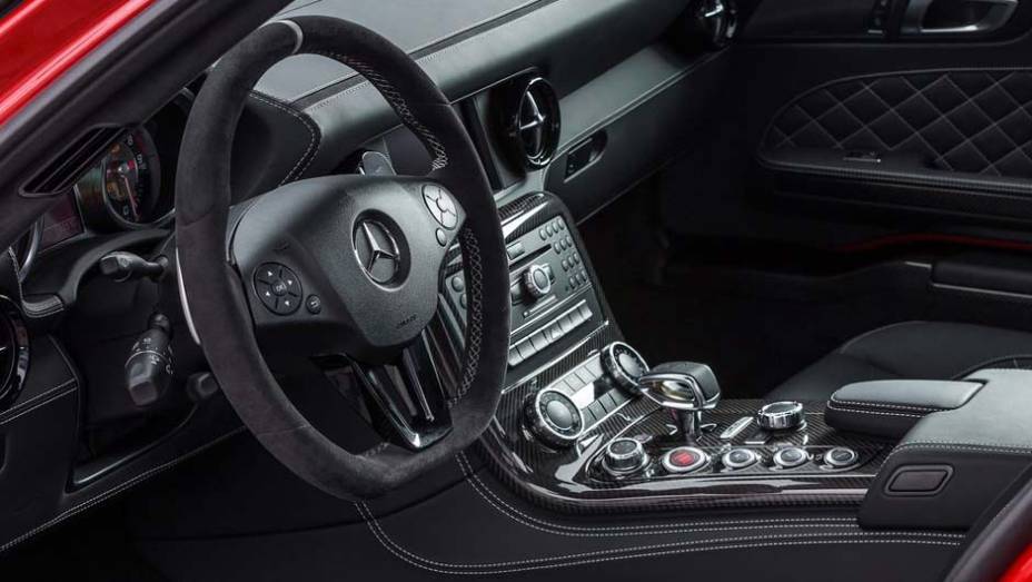 O interior combina camurça, couro, fibra de carbono e alumínio | <a href="https://beta-develop.quatrorodas.abril.com.br/noticias/saloes/los-angeles-2013/mercedes-benz-mostra-sls-amg-gt-final-edition-760448.shtml" rel="migration">Leia mais</a>