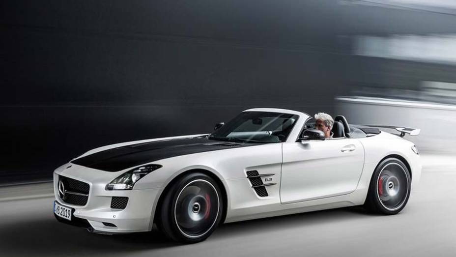 O belo roadster também é oferecido na Final Edition | <a href="https://beta-develop.quatrorodas.abril.com.br/noticias/saloes/los-angeles-2013/mercedes-benz-mostra-sls-amg-gt-final-edition-760448.shtml" rel="migration">Leia mais</a>