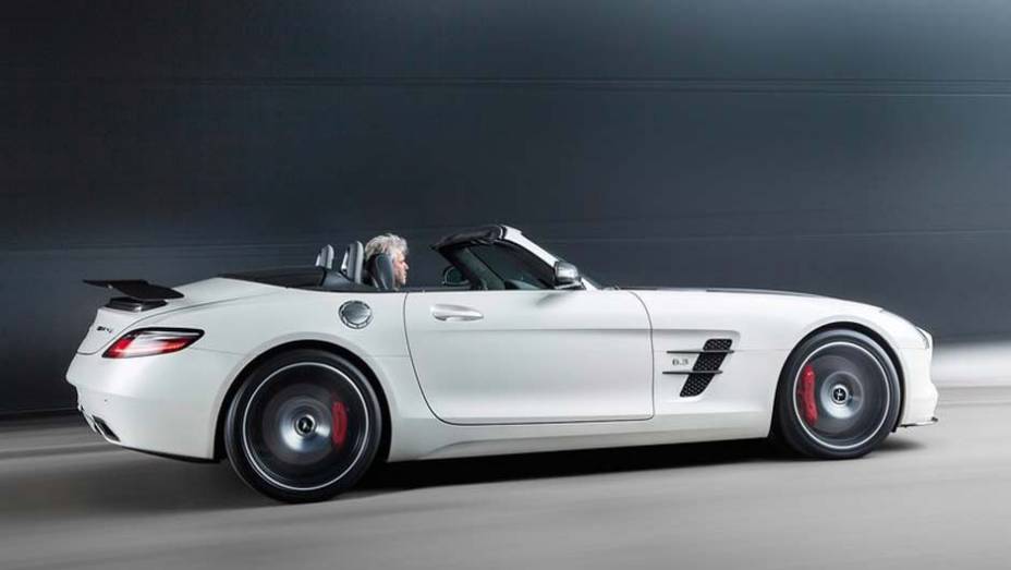 As rodas de 19 polegadas na frente e 20 polegadas atrás são exclusivas | <a href="https://beta-develop.quatrorodas.abril.com.br/noticias/saloes/los-angeles-2013/mercedes-benz-mostra-sls-amg-gt-final-edition-760448.shtml" rel="migration">Leia mais</a>