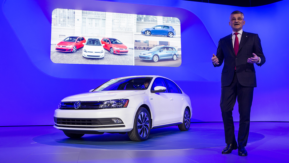 Volkswagen Jetta 2015 | <a href="https://beta-develop.quatrorodas.abril.com.br/noticias/fabricantes/jetta-2015-revelado-ganha-novidades-779724.shtml" rel="migration">Leia mais</a>