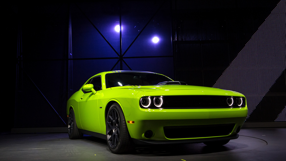 Dogde Challenger 2015 | <a href="https://beta-develop.quatrorodas.abril.com.br/noticias/saloes/new-york-2014/challenger-reestilizado-apresentado-nova-york-780076.shtml" rel="migration">Leia mais</a>