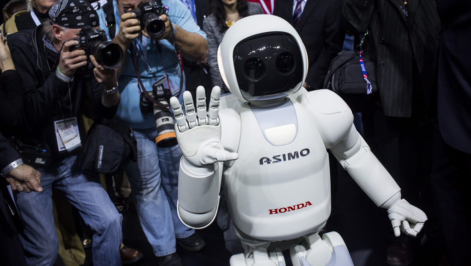 Honda ASIMO | <a href="https://beta-develop.quatrorodas.abril.com.br/blogs/planeta-carro/2014/04/17/honda-revela-nova-versao-do-asimo/" rel="migration">Leia mais</a>