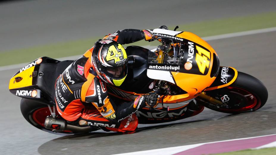 Galeria de Quatro Rodas da MotoGP - Catar (domingo) | <a href="https://beta-develop.quatrorodas.abril.com.br/moto/noticias/prova-disputada-marquez-segura-pressao-rossi-vence-catar-777551.shtml" rel="migration">Leia mais</a> Galeria de Quatro Rodas da MotoGP - Catar (domingo) | <a href="https://beta-develop.quatrorodas.abril.com.br/moto/noticias/prova-disputada-marquez-segura-pressao-rossi-vence-catar-777551.shtml" rel="migration">Leia mais</a>