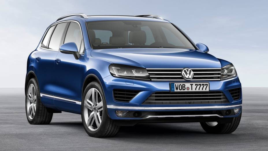 SUV ganhou novos faróis... | <a href="https://beta-develop.quatrorodas.abril.com.br/noticias/saloes/pequim-2014/vw-reestiliza-touareg-780066.shtml" rel="migration">Leia mais</a>