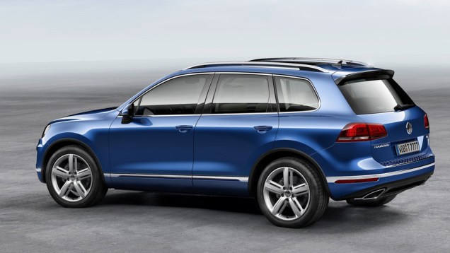 O Touareg segue a &uacute;ltima atualiza&ccedil;&atilde;o da identidade visual adotada pela VW em seus modelos. | <a href="https://beta-develop.quatrorodas.abril.com.br/noticias/saloes/pequim-2014/vw-reestiliza-touareg-780066.shtml" rel="migration">Leia mais</a>