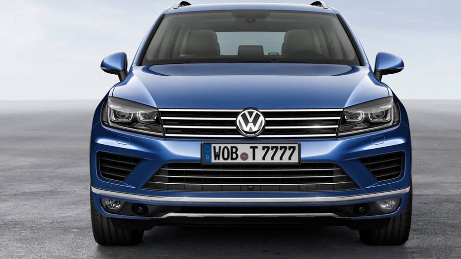 ...e sua grade frontal foi redesenhada. | <a href="https://beta-develop.quatrorodas.abril.com.br/noticias/saloes/pequim-2014/vw-reestiliza-touareg-780066.shtml" rel="migration">Leia mais</a>