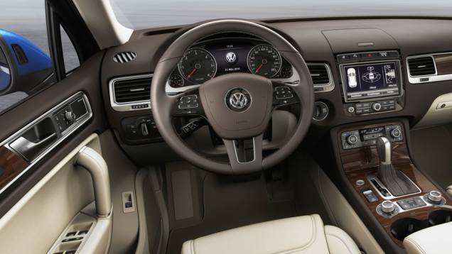 A central multimídia do Touareg inclui a oferta de serviços online, incluindo o Google Earth e o Street View. | <a href="https://beta-develop.quatrorodas.abril.com.br/noticias/saloes/pequim-2014/vw-reestiliza-touareg-780066.shtml" rel="migration">Leia mais</a> A central multimídia do Touareg inclui a oferta de serviços online, incluindo o Google Earth e o Street View. | <a href="https://beta-develop.quatrorodas.abril.com.br/noticias/saloes/pequim-2014/vw-reestiliza-touareg-780066.shtml" rel="migration">Leia mais</a>