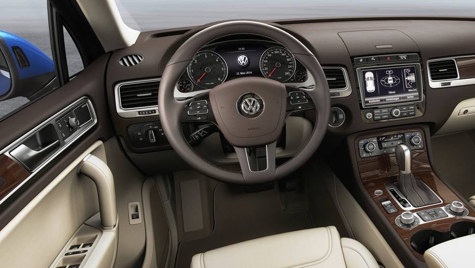 A central multim&iacute;dia do Touareg inclui a oferta de servi&ccedil;os online, incluindo o Google Earth e o Street View. | <a href="https://beta-develop.quatrorodas.abril.com.br/noticias/saloes/pequim-2014/vw-reestiliza-touareg-780066.shtml" rel="migration">Leia mais</a>