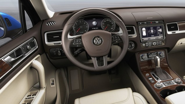 A central multim&iacute;dia do Touareg inclui a oferta de servi&ccedil;os online, incluindo o Google Earth e o Street View. | <a href="https://beta-develop.quatrorodas.abril.com.br/noticias/saloes/pequim-2014/vw-reestiliza-touareg-780066.shtml" rel="migration">Leia mais</a>