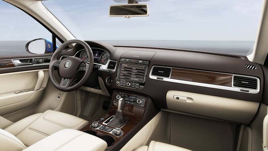 O interior traz novas op&ccedil;&otilde;es de acabamento, detalhes em couro e painel com ilumina&ccedil;&atilde;o branca. | <a href="https://beta-develop.quatrorodas.abril.com.br/noticias/saloes/pequim-2014/vw-reestiliza-touareg-780066.shtml" rel="migration">Leia mais</a>