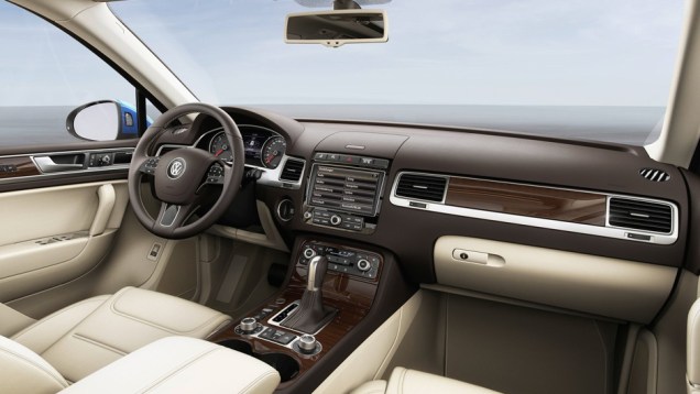 O interior traz novas op&ccedil;&otilde;es de acabamento, detalhes em couro e painel com ilumina&ccedil;&atilde;o branca. | <a href="https://beta-develop.quatrorodas.abril.com.br/noticias/saloes/pequim-2014/vw-reestiliza-touareg-780066.shtml" rel="migration">Leia mais</a>
