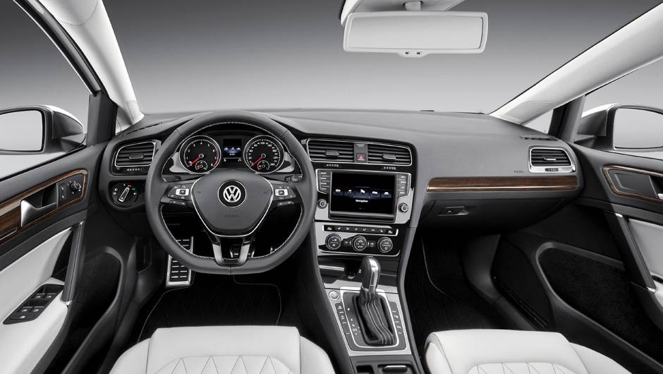 A parte interior recebeu detalhes de madeira nas portas, e preto brilhante no painel. | <a href="https://beta-develop.quatrorodas.abril.com.br/noticias/saloes/pequim-2014/vw-lanca-golf-edition-concept-pequim-780411.shtml" rel="migration">Leia mais</a> A parte interior recebeu detalhes de madeira nas portas, e preto brilhante no painel. | <a href="https://beta-develop.quatrorodas.abril.com.br/noticias/saloes/pequim-2014/vw-lanca-golf-edition-concept-pequim-780411.shtml" rel="migration">Leia mais</a>