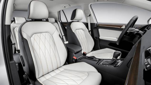 Os bancos esportivos são revestidos em couro de dois tons. | <a href="https://beta-develop.quatrorodas.abril.com.br/noticias/saloes/pequim-2014/vw-lanca-golf-edition-concept-pequim-780411.shtml" rel="migration">Leia mais</a> Os bancos esportivos são revestidos em couro de dois tons. | <a href="https://beta-develop.quatrorodas.abril.com.br/noticias/saloes/pequim-2014/vw-lanca-golf-edition-concept-pequim-780411.shtml" rel="migration">Leia mais</a>