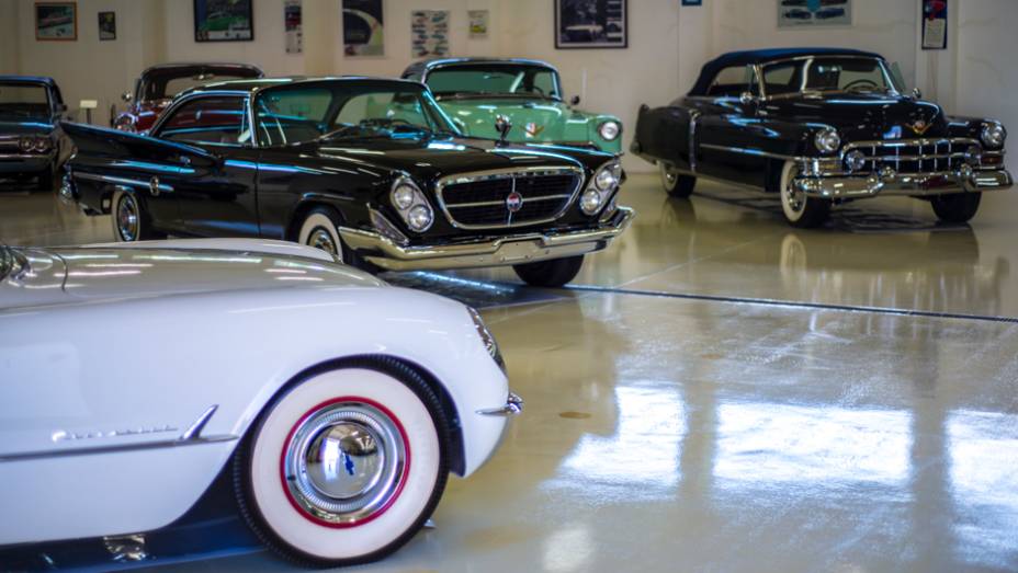 Mas eles n&atilde;o s&atilde;o os &uacute;nicos cl&aacute;ssicos l&aacute;: tem Chrysler e Corvette para todos os gostos | <a href="https://beta-develop.quatrorodas.abril.com.br/galerias/especiais/colecao-carros-antigos-parte-1-852734.shtml" target="_blank" rel="migration">Veja a parte 1</a> | <a href="https://quatrorodas.ab" rel="migration"></a>