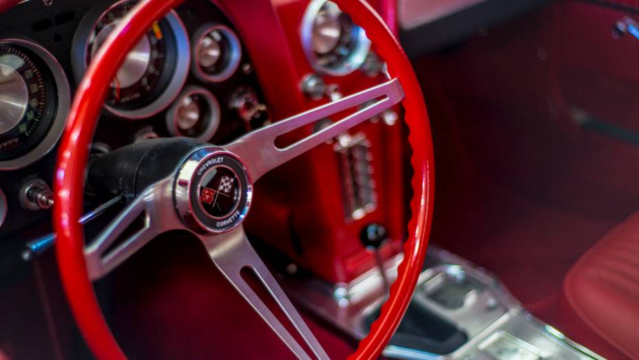 Todo vermelho, o interior do Corvette trazia o conceito de cockpit duplo, dividindo a cabine em duas se&ccedil;&otilde;es | <a href="https://beta-develop.quatrorodas.abril.com.br/galerias/especiais/colecao-carros-antigos-parte-1-852734.shtml" target="_blank" rel="migration">Veja a parte 1</a> | <a href="" rel="migration"></a>