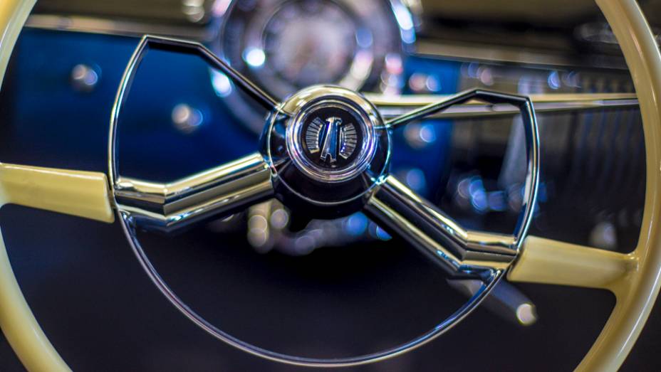Cuidado com os detalhes &eacute; n&iacute;tido nos modelos de antigamente - at&eacute; no desenho do volante | <a href="https://beta-develop.quatrorodas.abril.com.br/galerias/especiais/colecao-carros-antigos-parte-1-852734.shtml" target="_blank" rel="migration">Veja a parte 1</a> | <a href="https://quatrorodas." rel="migration"></a>