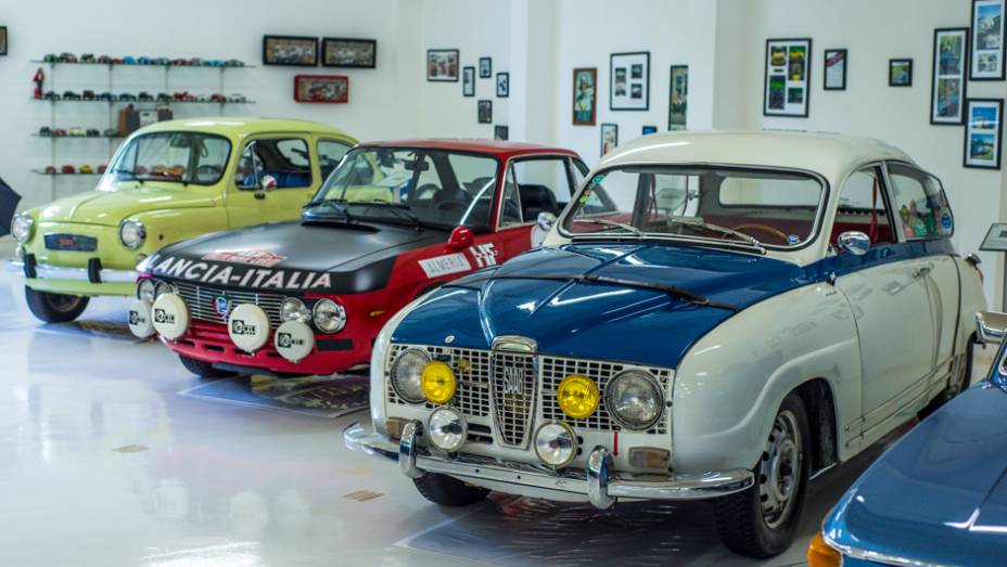 O Saab 96 (em primeiro plano) divide espa&ccedil;o com uma Lancia preparada para rali e um Fiat 600 | <a href="https://beta-develop.quatrorodas.abril.com.br/galerias/especiais/colecao-carros-antigos-parte-1-852734.shtml" target="_blank" rel="migration">Veja a parte 1</a> | <a href="https://quatror" rel="migration"></a>