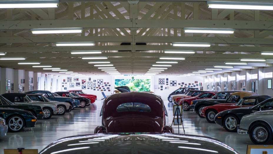 Geral do galp&atilde;o dos carros europeus - todos milimetricamente estacionados | <a href="https://beta-develop.quatrorodas.abril.com.br/galerias/especiais/colecao-carros-antigos-parte-1-852734.shtml" target="_blank" rel="migration">Veja a parte 1</a> | <a href="https://beta-develop.quatrorodas.abril.com.br/g" rel="migration"></a>
