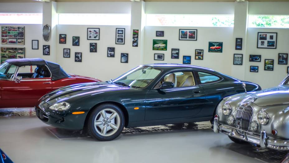 Apesar de não ser tão clássico quanto os outros carros da marca, o Jaguar XKR têm vários admiradores | <a href="https://beta-develop.quatrorodas.abril.com.br/galerias/especiais/colecao-carros-antigos-parte-1-852734.shtml" target="_blank" rel="migration">Veja a parte 1</a> | <a href="http:/" rel="migration"></a>