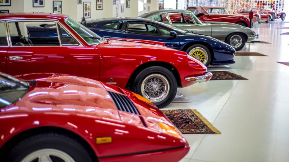 Duas Ferraris disputam espaço com uma dupla de Jaguar: XJ 220 e E-Type | <a href="https://beta-develop.quatrorodas.abril.com.br/galerias/especiais/colecao-carros-antigos-parte-1-852734.shtml" target="_blank" rel="migration">Veja a parte 1</a> | <a href="https://beta-develop.quatrorodas.abril.com.br/gale" rel="migration"></a> Duas Ferraris disputam espaço com uma dupla de Jaguar: XJ 220 e E-Type | <a href="https://beta-develop.quatrorodas.abril.com.br/galerias/especiais/colecao-carros-antigos-parte-1-852734.shtml" target="_blank" rel="migration">Veja a parte 1</a> | <a href="https://beta-develop.quatrorodas.abril.com.br/gale" rel="migration"></a>