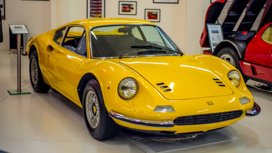 Venerada e desprezada na mesma medida, a Dino foi batizada com este nome em homenagem ao filho de Enzo Ferrari | <a href="https://beta-develop.quatrorodas.abril.com.br/galerias/especiais/colecao-carros-antigos-parte-1-852734.shtml" target="_blank" rel="migration">Veja a parte 1</a> |