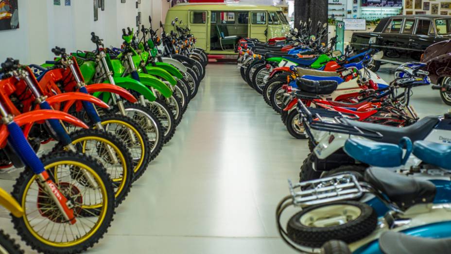 Os esportivos n&atilde;o s&atilde;o a &uacute;nica paix&atilde;o deste colecionador: h&aacute; espa&ccedil;o para v&aacute;rias motos e at&eacute; uma Kombi | <a href="https://beta-develop.quatrorodas.abril.com.br/galerias/especiais/colecao-carros-antigos-parte-1-852734.shtml" target="_blank" rel="migration">Veja a parte 1</a> | <a href="http:/" rel="migration"></a>