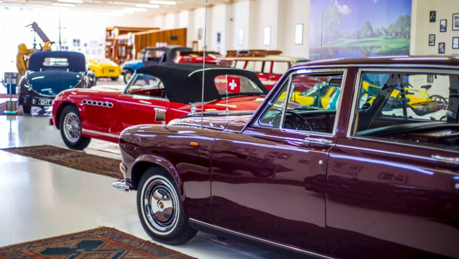 O Bentley vinho serviu de meio de transporte para a primeira-dama inglesa Margaret Thatcher em uma de suas viagens oficiais | <a href="https://beta-develop.quatrorodas.abril.com.br/galerias/especiais/colecao-carros-antigos-parte-1-852734.shtml" target="_blank" rel="migration">Veja a parte</a> O Bentley vinho serviu de meio de transporte para a primeira-dama inglesa Margaret Thatcher em uma de suas viagens oficiais | <a href="https://beta-develop.quatrorodas.abril.com.br/galerias/especiais/colecao-carros-antigos-parte-1-852734.shtml" target="_blank" rel="migration">Veja a parte</a>