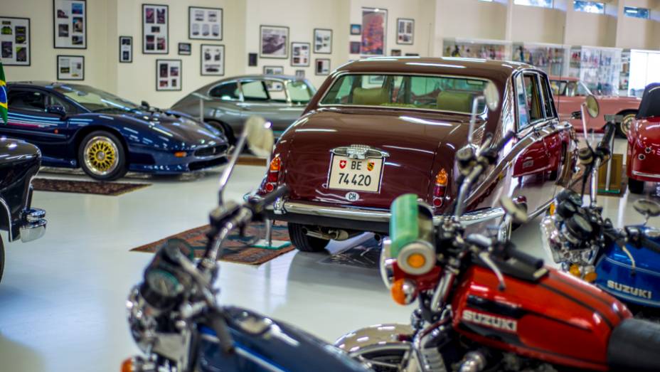 Outro &acirc;ngulo do belo Bentley, escoltado por outras raridades | <a href="https://beta-develop.quatrorodas.abril.com.br/galerias/especiais/colecao-carros-antigos-parte-1-852734.shtml" target="_blank" rel="migration">Veja a parte 1</a> | <a href="https://beta-develop.quatrorodas.abril.com.br/galerias/espec" rel="migration"></a>