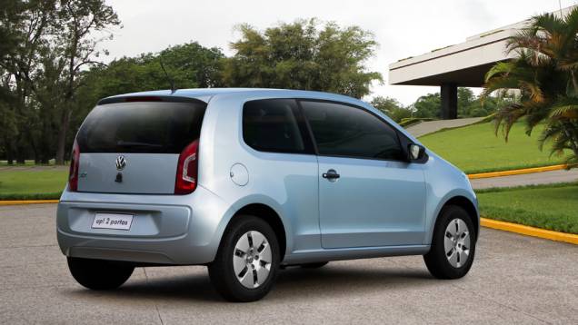 Assim como o Up quatro portas, o compacto brasileiro tem 6,5 cm a mais do que o modelo europeu | <a href="https://beta-develop.quatrorodas.abril.com.br/noticias/fabricantes/vw-up-ganha-versao-duas-portas-cambio-i-motion-780612.shtml" rel="migration">Leia mais</a>