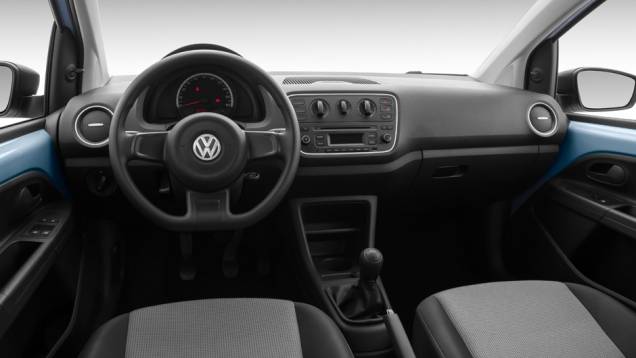 Apesar da simplicidade, o interior agrada pelo projeto moderno e a profus&atilde;o de porta-objetos; o acesso ao banco de tr&aacute;s &eacute; regular | <a href="https://beta-develop.quatrorodas.abril.com.br/noticias/fabricantes/vw-up-ganha-versao-duas-portas-cambio-i-motion-780612.shtml" rel="migration"></a>