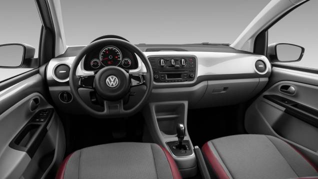 O acabamento mais refinado inclui revestimento dos bancos em dois tons e painel com apliques na mesma cor da carroceria | <a href="https://beta-develop.quatrorodas.abril.com.br/noticias/fabricantes/vw-up-ganha-versao-duas-portas-cambio-i-motion-780612.shtml" rel="migration"></a>