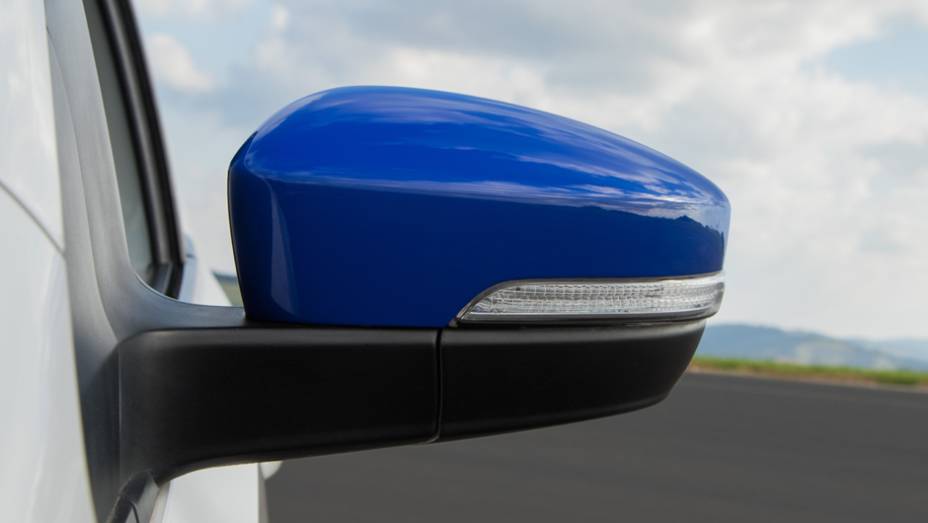 Detalhe das capas dos espelhos retrovisores azuis, exclusividade desta vers&atilde;o | <a href="https://beta-develop.quatrorodas.abril.com.br/carros/impressoes/volkswagen-up-tsi-890180.shtml" target="_blank" rel="migration">Leia mais</a>