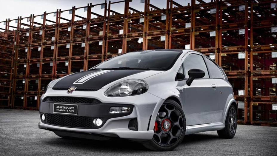 O Punto SuperSport usa um motor 1.4 MultiAir preparado para render 180 cv | <a href="https://beta-develop.quatrorodas.abril.com.br/saloes/genebra/2013/abarth-695-punto-supersport-734517.shtml" rel="migration">Leia mais</a>