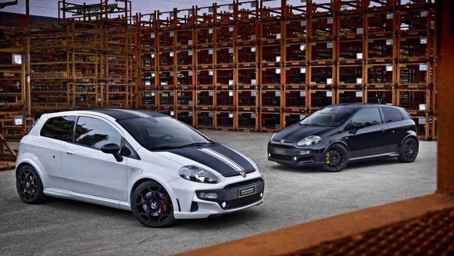 Entre os itens exclusivos, o hatch traz pintura feita à mão no teto e capô | <a href="https://beta-develop.quatrorodas.abril.com.br/saloes/genebra/2013/abarth-695-punto-supersport-734517.shtml" rel="migration">Leia mais</a>