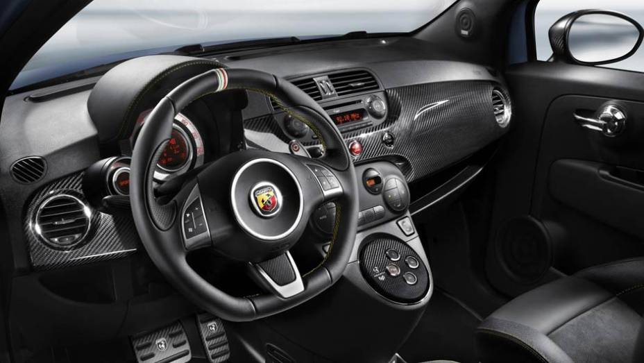 Todos os itens fazem parte da linha de equipamentos Fuori Serie | <a href="https://beta-develop.quatrorodas.abril.com.br/saloes/genebra/2013/abarth-695-punto-supersport-734517.shtml" rel="migration">Leia mais</a>