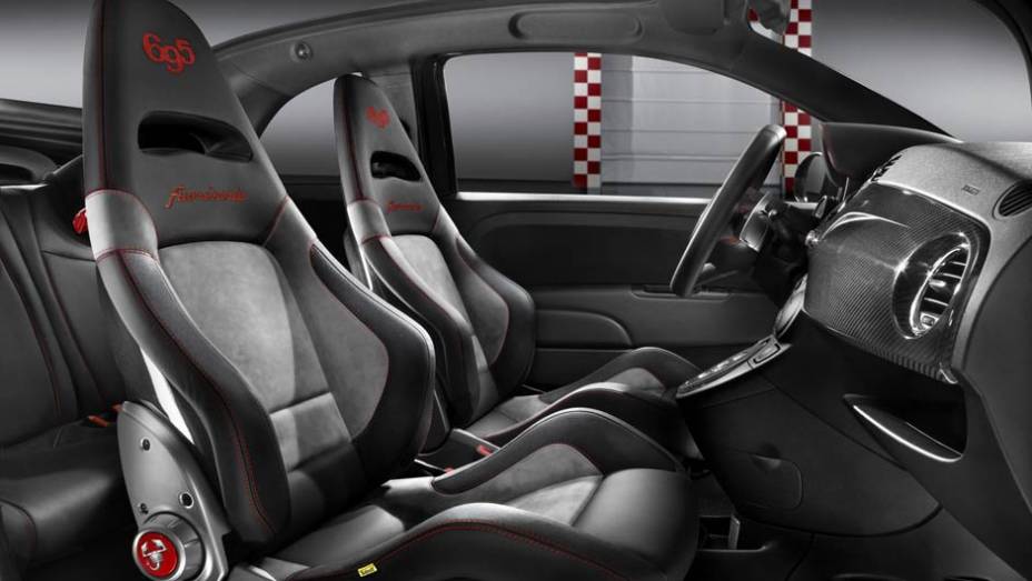 Bancos de competição e acabamento imitando fibra de carbono deixam o 500 com cara de carro de corrida | <a href="%20https://beta-develop.quatrorodas.abril.com.br/saloes/genebra/2013/abarth-695-punto-supersport-734517.shtml" rel="migration">Leia mais</a> Bancos de competição e acabamento imitando fibra de carbono deixam o 500 com cara de carro de corrida | <a href="%20https://beta-develop.quatrorodas.abril.com.br/saloes/genebra/2013/abarth-695-punto-supersport-734517.shtml" rel="migration">Leia mais</a>