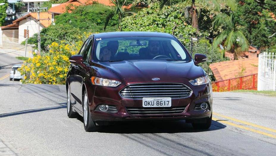 A diferença de R$ 20 mil no valor da versão Flex para a top Titanium não se reflete tanto na lista de equipamentos | <a href="https://beta-develop.quatrorodas.abril.com.br/carros/lancamentos/ford-fusion-2-5-flex-734482.shtml" rel="migration">Leia mais</a>