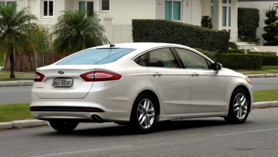 Entre os itens de s&eacute;rie, o Fusion traz ar-condicionado digital, piloto autom&aacute;tico, controle de estabilidade (ESP), oito airbags e c&acirc;mera de r&eacute; | <a href="https://beta-develop.quatrorodas.abril.com.br/carros/lancamentos/ford-fusion-2-5-flex-734482.shtml" rel="migration">Leia mais</a>