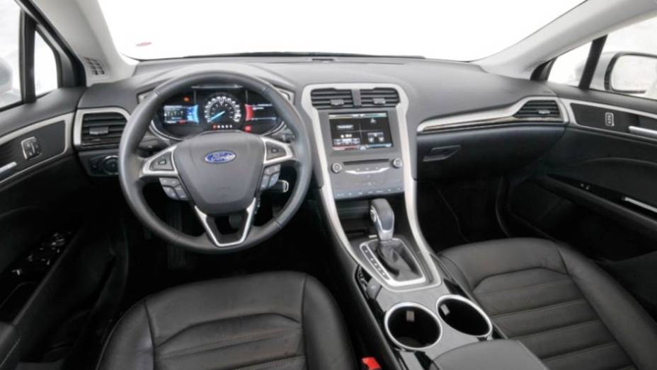 A cabine tem estilo moderno e clean, com todos os comandos ao alcance das mãos | <a href="https://beta-develop.quatrorodas.abril.com.br/carros/lancamentos/ford-fusion-2-5-flex-734482.shtml" rel="migration">Leia mais</a>