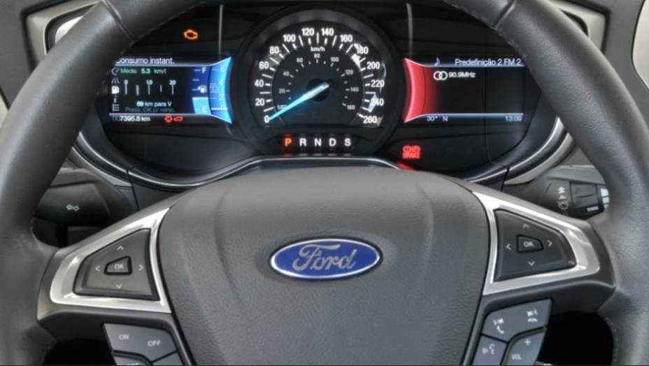 O painel tem velocímetro e duas telas LCD que exibem todas as informações essenciais | <a href="https://beta-develop.quatrorodas.abril.com.br/carros/lancamentos/ford-fusion-2-5-flex-734482.shtml" rel="migration">Leia mais</a>