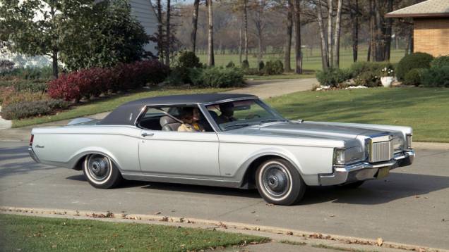 Lincoln Mark: Lançado em 1968 para resgatar o estilo do Continental clássico, só em 1986 o Mark deixou de ser um Continental de vez, enquanto este nome identificava um modelo ainda maior Lincoln Mark: Lançado em 1968 para resgatar o estilo do Continental clássico, só em 1986 o Mark deixou de ser um Continental de vez, enquanto este nome identificava um modelo ainda maior