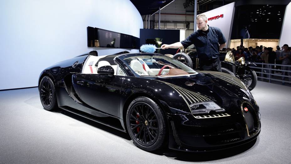 Bugatti Veyron Grand Sport Vitesse Black Bess | <a href="https://beta-develop.quatrorodas.abril.com.br/noticias/saloes/pequim-2014/bugatti-lanca-veyron-grand-sport-vitesse-black-bess-779340.shtml" rel="migration">Leia mais</a>