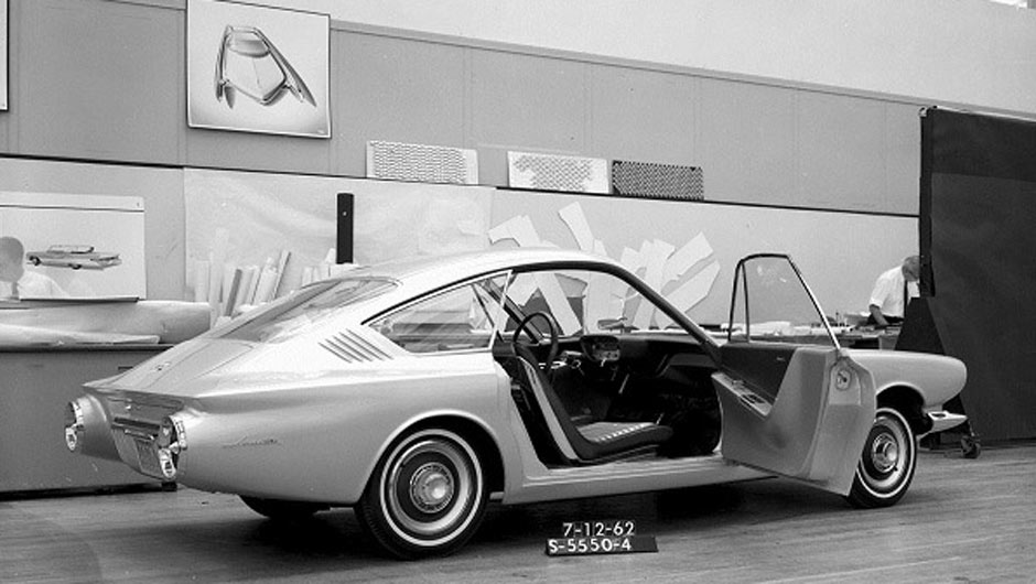 Antes de ser lan&ccedil;ado, o Mustang foi antecedido pelo Avanti, um dos primeiros estudos de esportivo compacto com quatro lugares mostrado pela Ford; seu teto fastback foi incorporado ao design do pony car