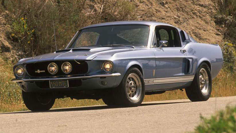 As vers&otilde;es nervosas preparadas pela equipe de Caroll Shelby surgiram j&aacute; em 1965, e rapidamente conquistaram uma legi&atilde;o de f&atilde;s; na foto, um Shelby GT 500 1967