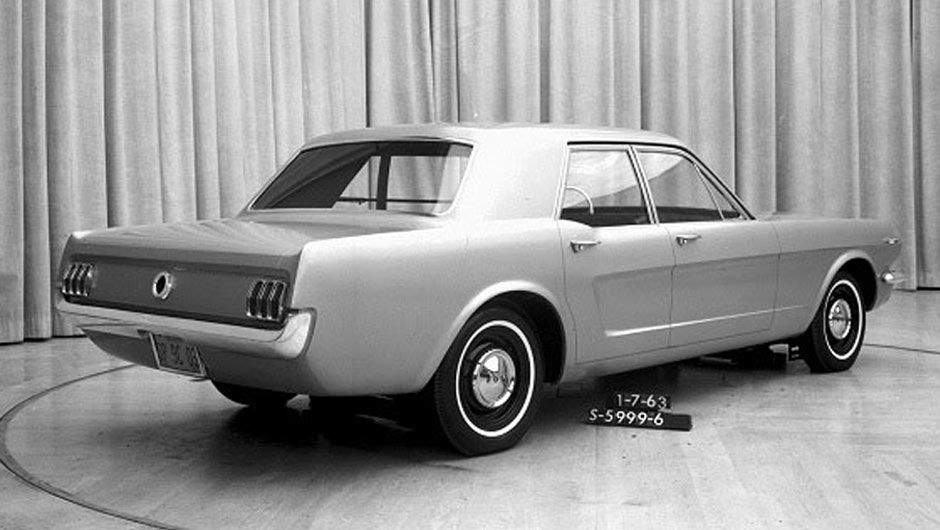 Enquanto os defensores dos esportivos queriam um Mustang cup&ecirc;, uma ala da Ford sugeriu uma vers&atilde;o com quatro portas para capitalizar o projeto; ainda bem que ele n&atilde;o vingou...